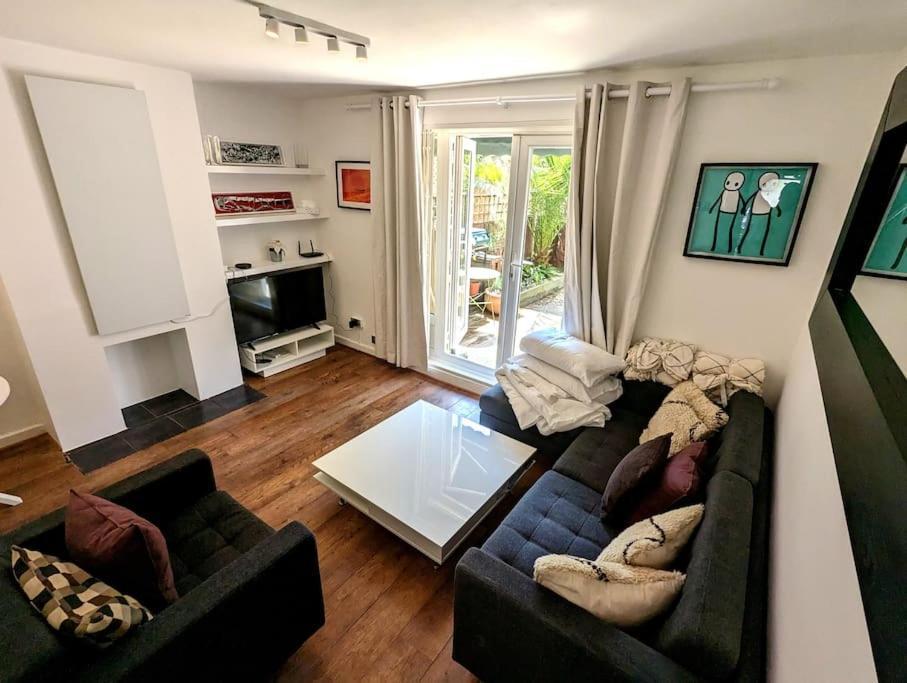 Апартаменты Charming 2-bed Garden Flat *