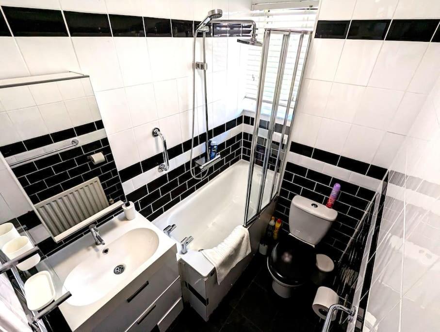 Charming 2-bed Garden Flat * Лондон