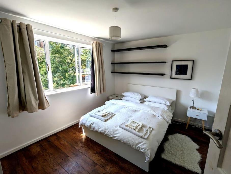 Charming 2-bed Garden Flat Апартаменты Лондон