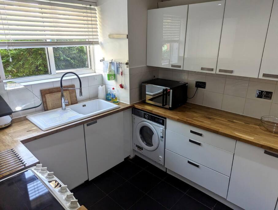Апартаменты Charming 2-bed Garden Flat *