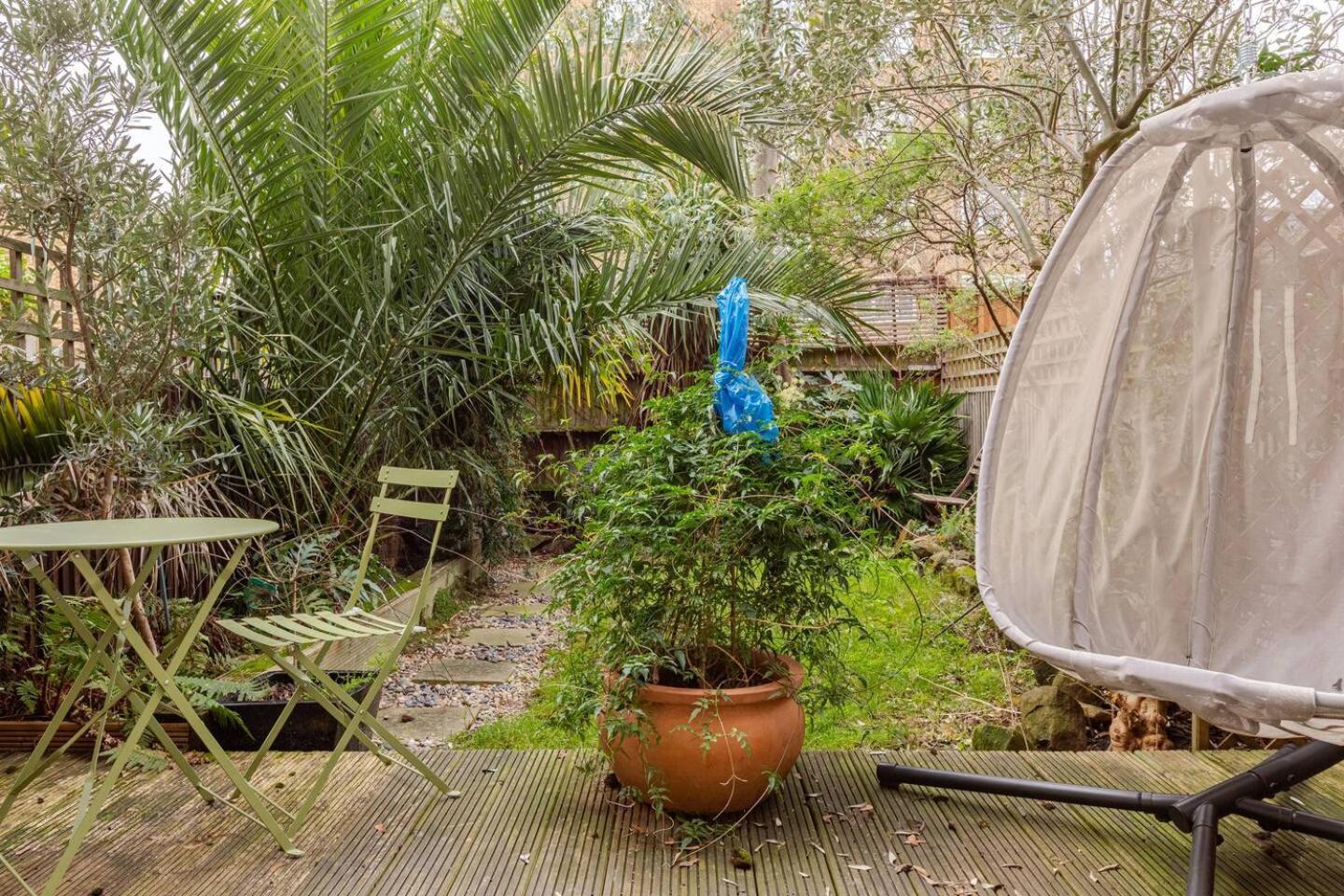 Апартаменты Charming 2-bed Garden Flat Лондон