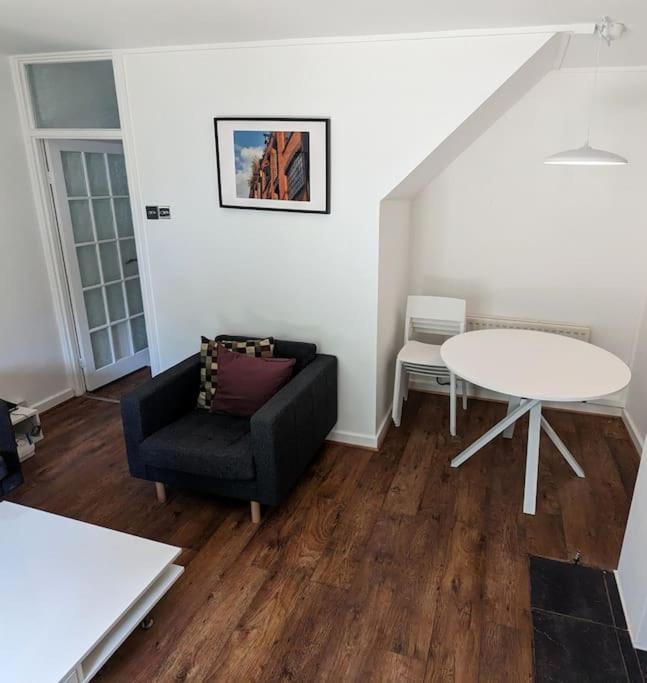 Charming 2-bed Garden Flat Apartamento